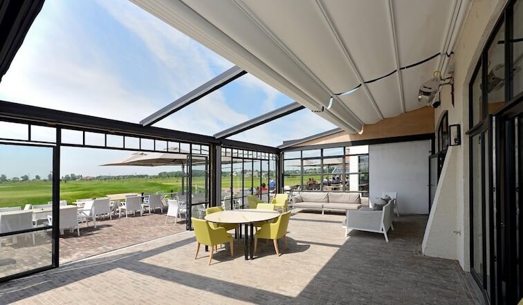 Maatwerk terrasoverkapping met glazen wanden horeca