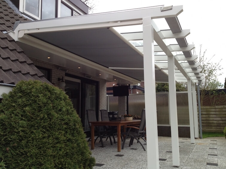 Houten veranda met elektrisch screen