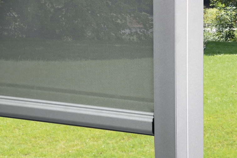 Uitschuifbaar screen tegen wind en zon